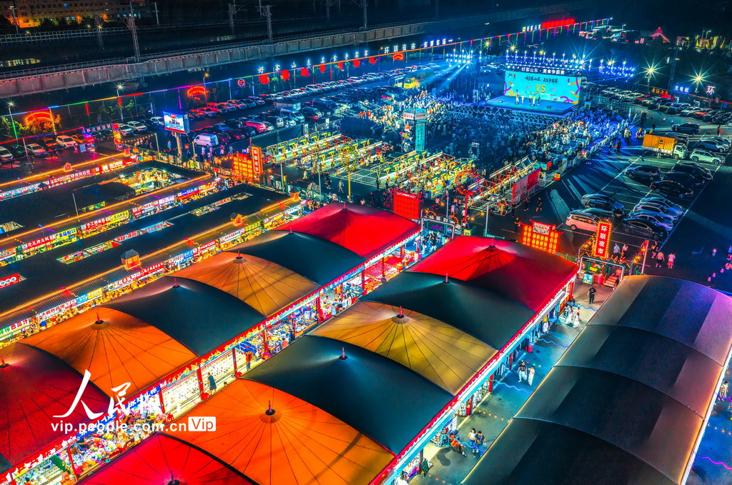2025-08-02拍摄的夜市景象。